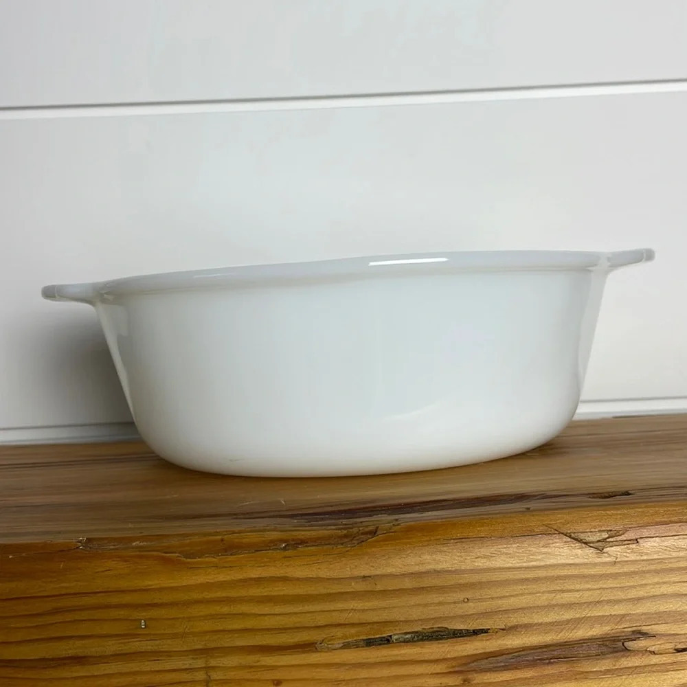 Vintage Fire‎ King Round White 2 Quart Casserole dish Bowl Unique back stamp MCM